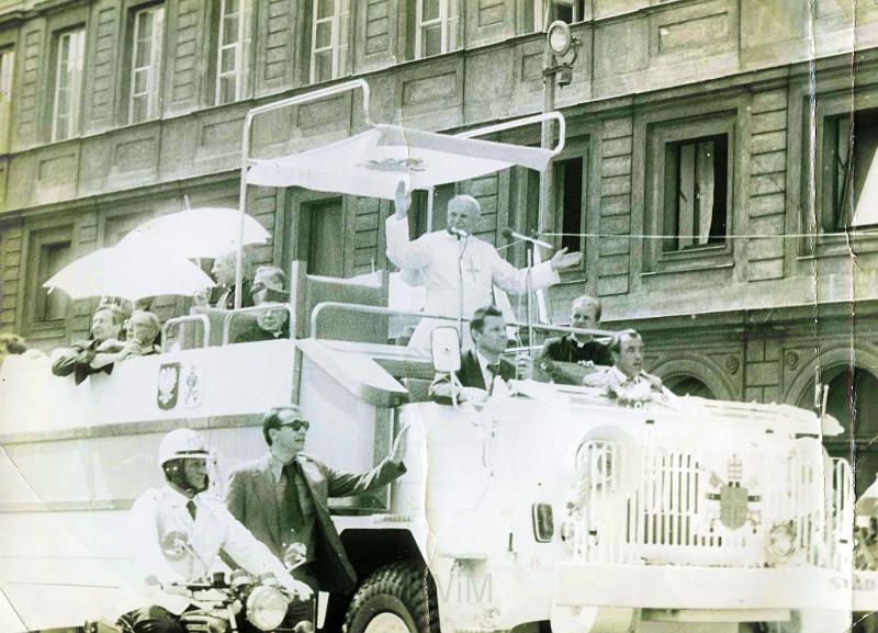 KKE 2273.jpg - Fot. Pierwsza pielgrzymka Papieża polaka Jana Pawła II do Polski. Na fotografii papież Jan Paweł II (Karol Wojtyła), Warszawa, 1979 r